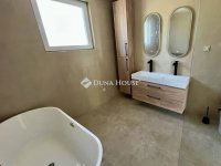 Eladó családi ház, Pécsett 127.9 M Ft, 4 szobás