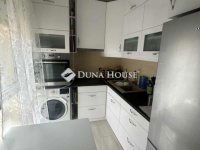 Eladó panellakás, Pécsett 57.9 M Ft, 3 szobás