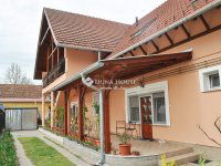 Eladó családi ház, Kerekegyházán 300 M Ft, 12 szobás