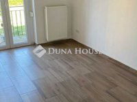 Eladó téglalakás
