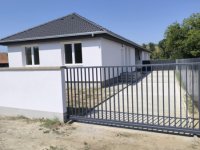 Eladó családi ház, Dánszentmiklóson 58 M Ft, 3 szobás