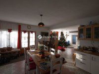 Eladó családi ház, Velencén 139 M Ft, 11 szobás