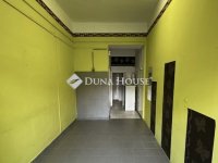 Eladó üzlethelyiség, Komlón, Zrínyi téren 7.99 M Ft