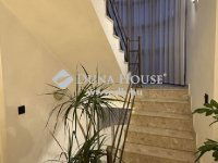 Eladó családi ház, II. kerületben 240 M Ft, 9 szobás