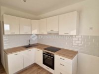 Eladó panellakás, Pécsett 57.9 M Ft, 2 szobás