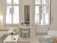 Eladó téglalakás, V. kerületben 189 M Ft, 3 szobás