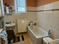 Eladó családi ház, Pécsett 59.5 M Ft, 3 szobás