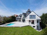 Eladó családi ház, Velencén 339 M Ft, 9 szobás