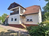 Eladó családi ház, Balatonkenesén 120 M Ft, 7 szobás