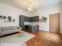 Eladó téglalakás, VI. kerületben 64.9 M Ft, 1 szobás