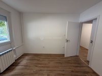 Eladó panellakás, Pécsett 53.9 M Ft, 3 szobás