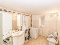 Eladó családi ház, Szombathelyen 95 M Ft, 9 szobás