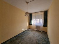 Eladó panellakás, Pápán 38.5 M Ft, 1+3 szobás