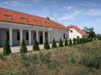 Eladó családi ház, Érsekvadkerten 299 M Ft, 12 szobás
