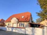 Eladó családi ház, Tatán 84.99 M Ft, 6 szobás