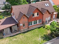 Eladó családi ház, Vecsésen 159.9 M Ft, 6+1 szobás