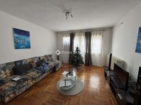 Eladó családi ház, Pécsett 59.5 M Ft, 8 szobás