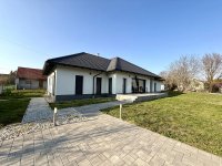 Eladó családi ház, Kőszárhegyen 134.99 M Ft, 5 szobás