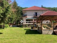 Eladó családi ház, Parádon 170 M Ft, 10 szobás