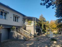 Eladó családi ház, Tahitótfalun 620.8 M Ft, 8 szobás