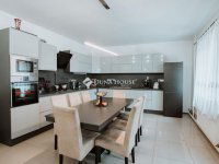 Eladó családi ház, Gödöllőn 205 M Ft, 16 szobás