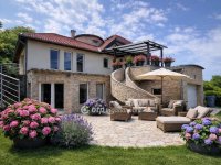 Eladó családi ház, Pécsett 379 M Ft, 5+1 szobás