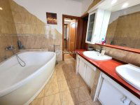 Eladó családi ház, Kecskeméten 245 M Ft, 5 szobás