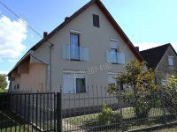Eladó családi ház, Balatonfenyvesen 180 M Ft, 8 szobás