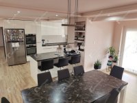 Eladó családi ház, Komáromban 180 M Ft, 8 szobás