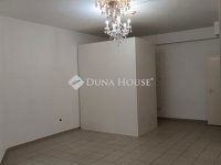 Eladó üzlethelyiség, Pécsett, Bajcsy-Zsilinszky utcában