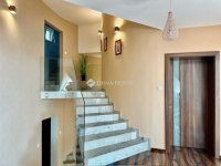 Eladó családi ház, Pécsett 425 M Ft, 6 szobás