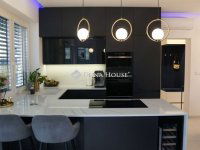 Eladó családi ház, Debrecenben 215 M Ft, 4 szobás