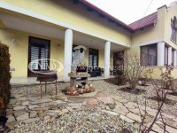 Eladó hotel, Eplényen 210 M Ft, 12+1 szobás