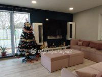 Eladó családi ház, Pápán 180 M Ft, 5+2 szobás