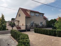 Eladó családi ház, Komáromban 180 M Ft, 8 szobás