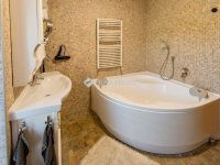 Eladó családi ház, Pécsett 460 M Ft, 8 szobás