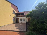 Eladó családi ház, Balatonbogláron 155 M Ft, 9 szobás