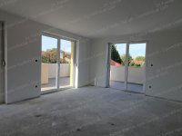 Eladó téglalakás, Komáromban 78 M Ft, 3 szobás