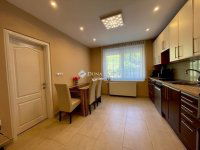 Eladó családi ház, Pécsett 109 M Ft, 6 szobás