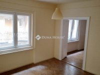 Eladó téglalakás