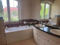 Eladó családi ház, Vácon 275 M Ft, 8 szobás