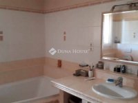 Eladó családi ház, Vecsésen 219.9 M Ft, 4 szobás