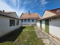 Eladó családi ház, Pápán 37.9 M Ft, 2 szobás