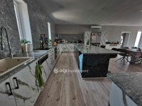 Eladó családi ház, Pápán 180 M Ft, 5+2 szobás