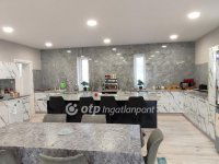 Eladó családi ház, Pápán 180 M Ft, 5+2 szobás