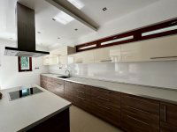 Eladó családi ház, III. kerületben 834.2 M Ft, 7 szobás