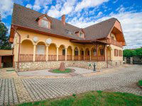 Eladó családi ház, Tapolcán 133.9 M Ft, 7 szobás