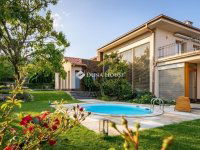 Eladó családi ház, Pécsett 460 M Ft, 8 szobás