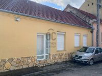 Eladó családi ház, Pécsett 79 M Ft, 3 szobás