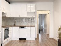 Eladó panellakás, Pécsett 53.9 M Ft, 3 szobás